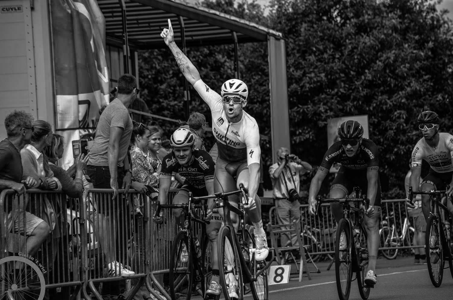 what parts of the body produce testosterone